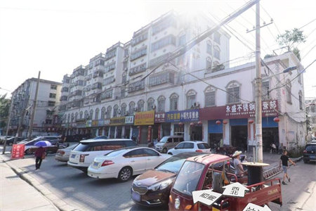 天山花园三楼130平三室精装带车库93